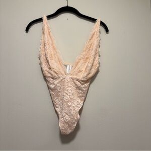 Chic Lace Bodysuit in Soft Cream